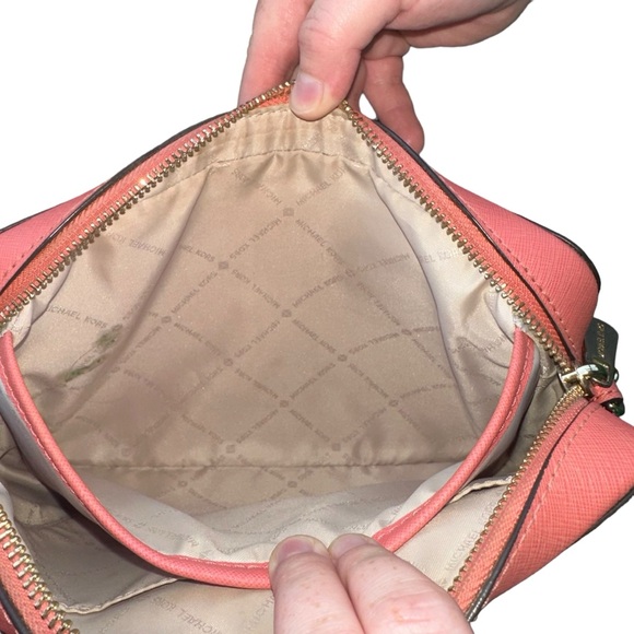 Jet Set Saffiano Leather Crossbody Bag Preowned - Picture 13 of 15